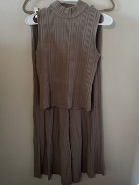 House of Harlow 2-Piece Plissé Set | Sleeveless Mock Neck Top & Pants | Size M